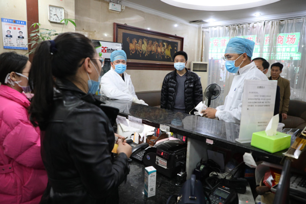 2.7罗局在阳春雅苑商务旅社指导市人民医院进行房间消毒、连接电脑等准备接入工作_副本.jpg