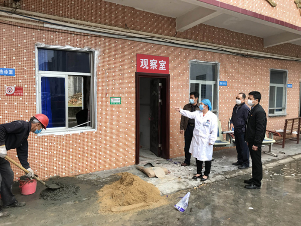 罗承恒副局长在松柏卫生院指导发热门诊的设置_副本.jpg