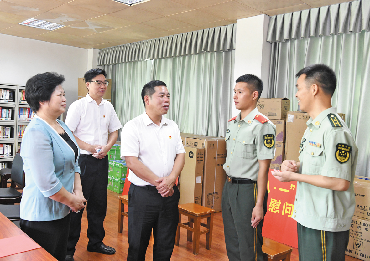 DSC_0413李谦常八一慰问.jpg