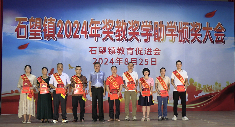 （原阳江市政协副主席冯铝同志）为获奖老师颁奖。.png