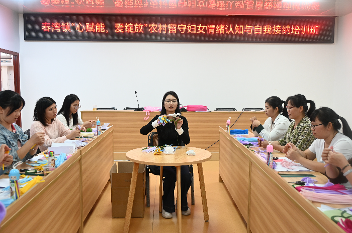 03老师教授手工.JPG