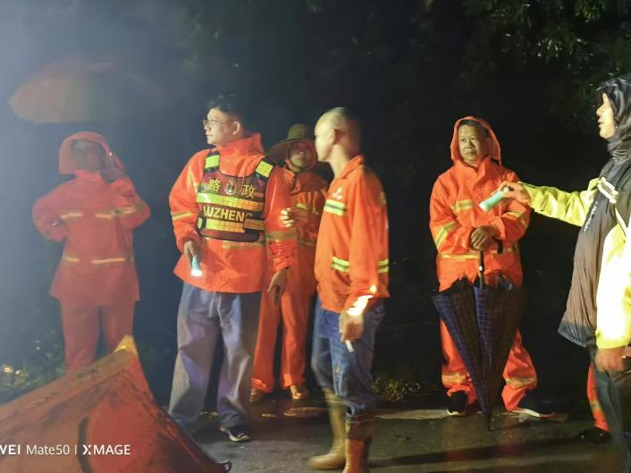 迎汛而上 阳春公路风雨夜战护通途.docx_8