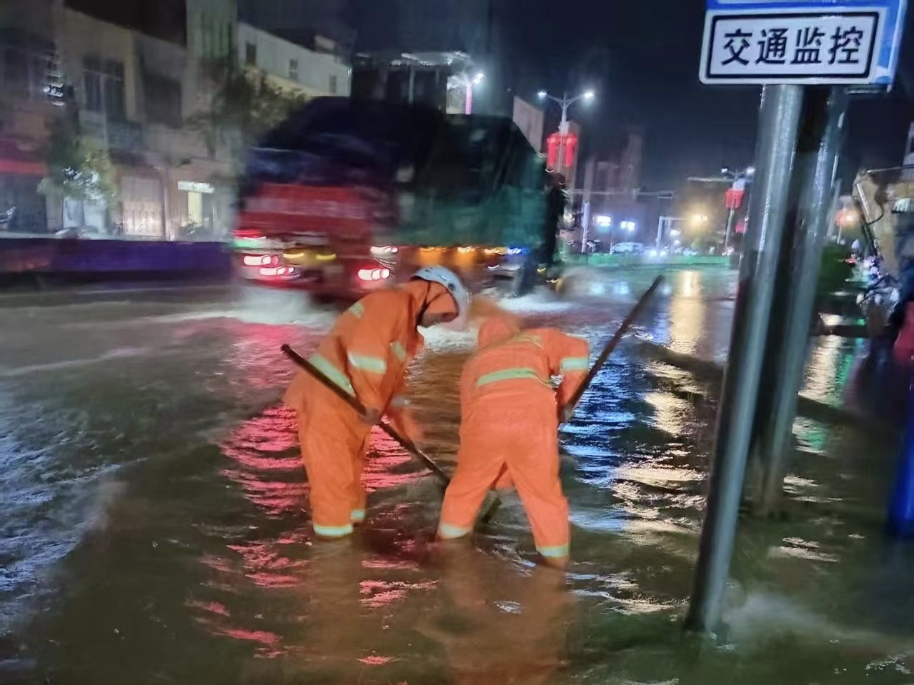 G325K301+700-900疏通路面积水.jpg