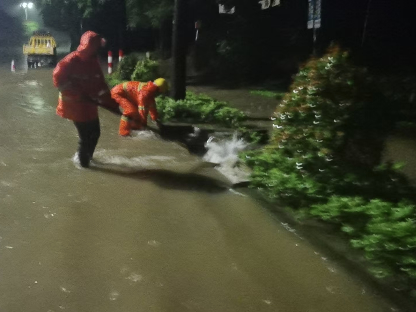 凌晨四点道班人员清理积水.jpg