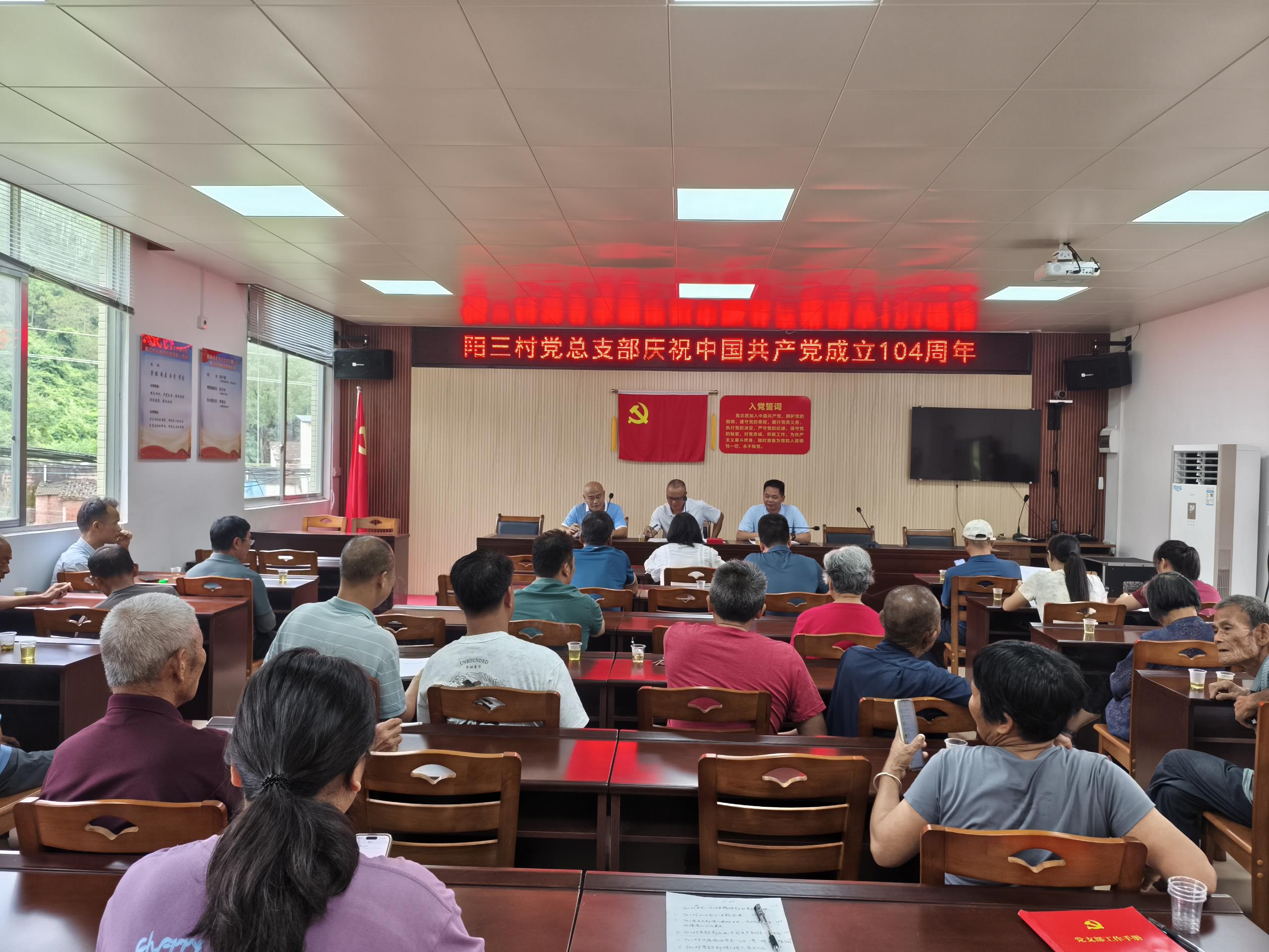 镇长邹辉在阳三村 (2).jpg