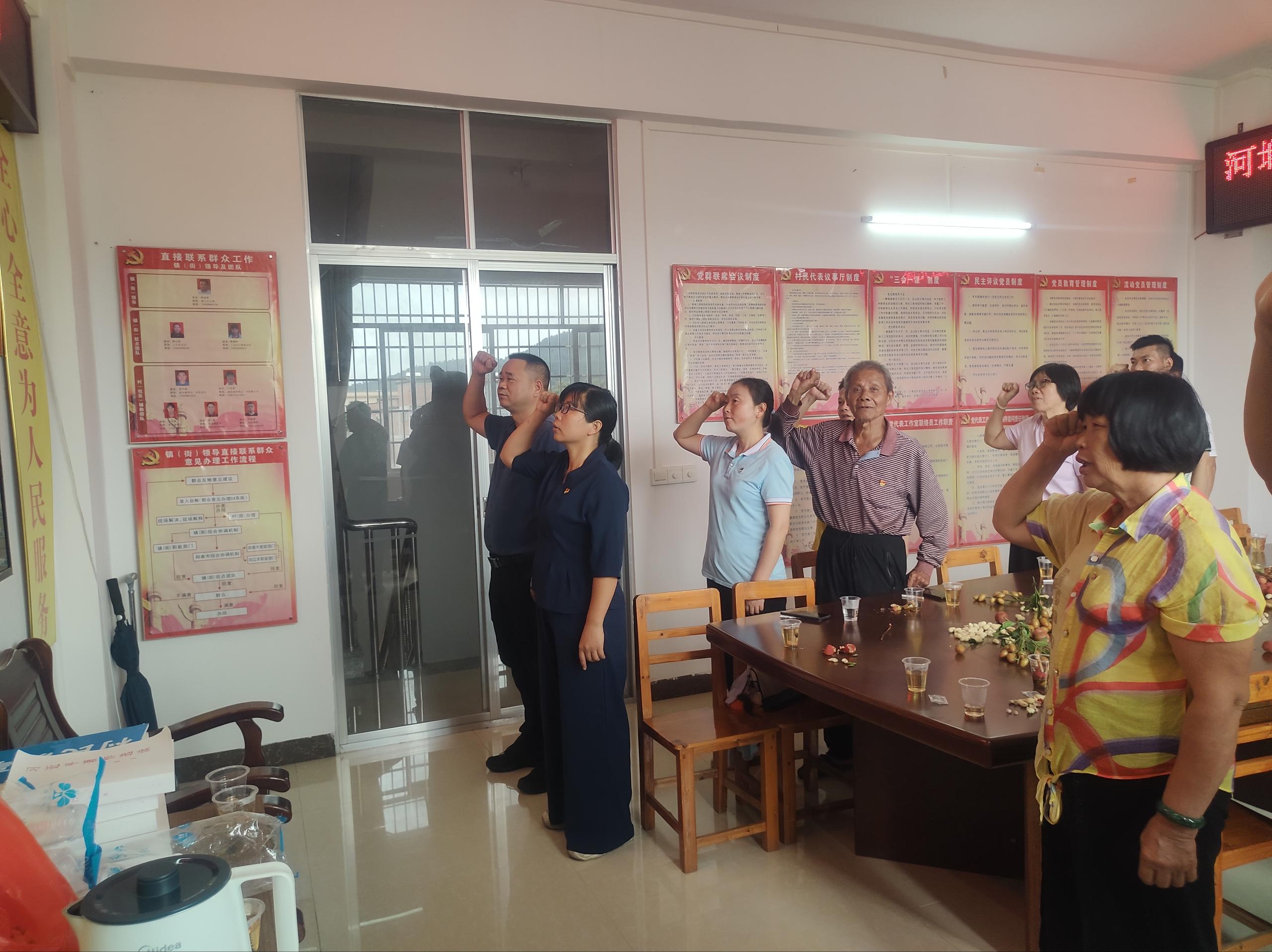 镇妇联主席谢金燕在河㙟社区.jpg