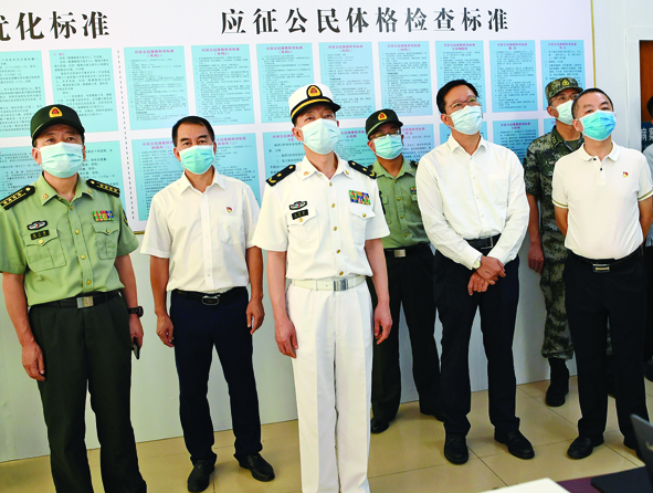 省军区政委王守信少将到我市检查征兵工作