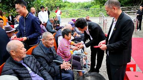 245A8236（发慰问红包）.MP4_20251024_153021.733.png