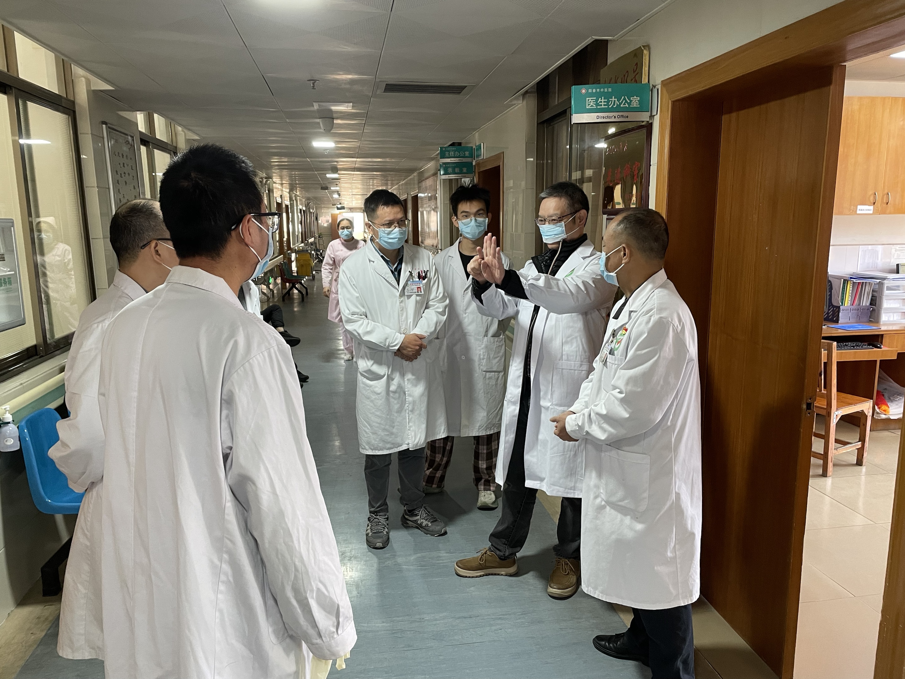 伍衡副主任医师现场指导.jpg