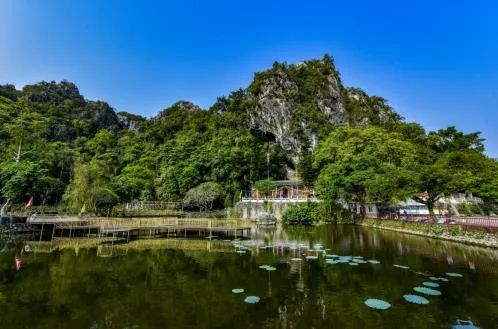 崆峒岩外景（蓝军摄）