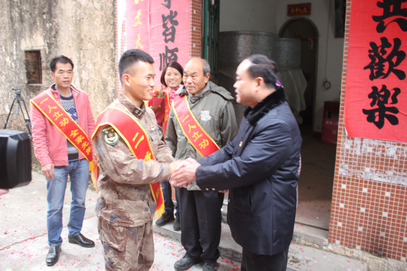 潭水镇:二等功臣肖锦波载誉归来-阳春市人民政府门户