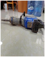 图3 温xx在施工现场使用的电镐等工具02.png