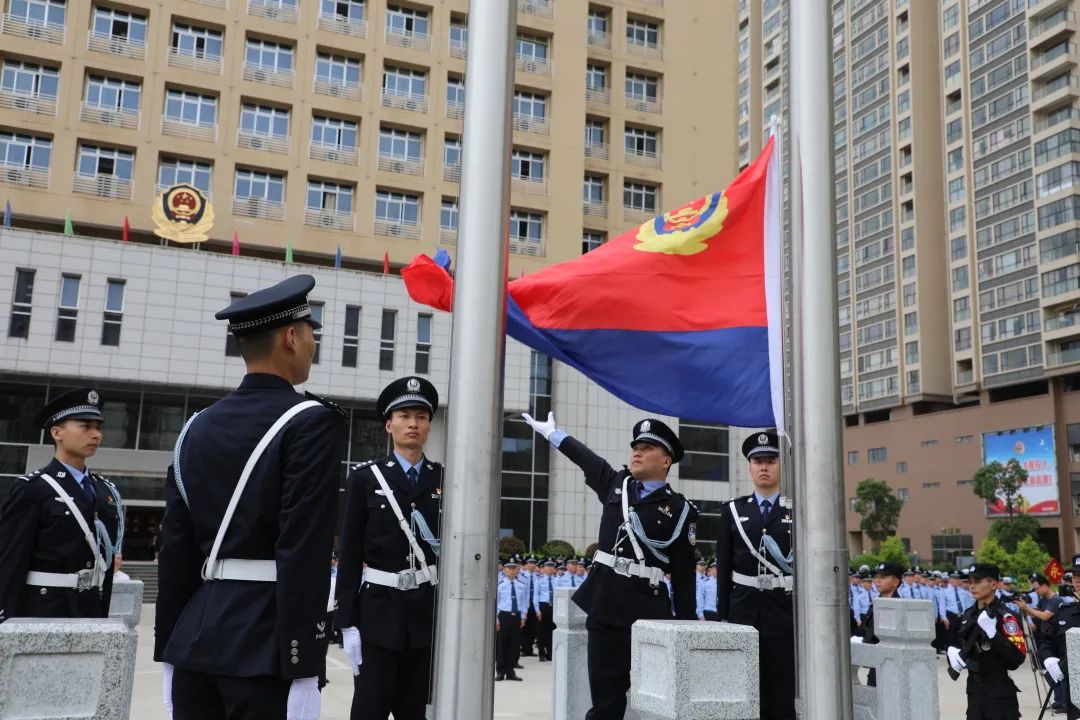 国旗飘飘,警徽熠熠 | 阳春市公安局举行升国旗警旗暨教育整顿 "学英模