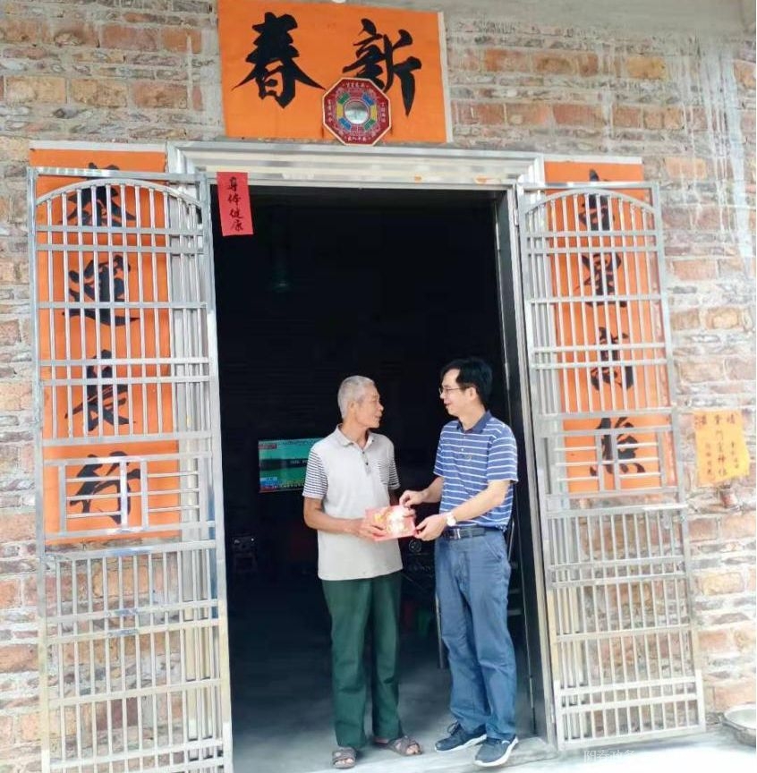 图为黄培同志走访慰问贫困户,并送上慰问金9月5日,在中秋佳节来临之际